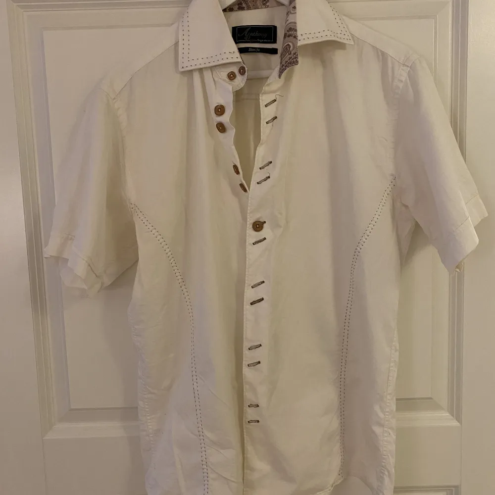 I vit skjorta från Anthony Vega I bra skick I storlek M I. Skjortor.