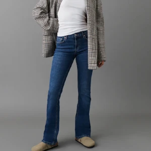 Gina jeans  - Lågmidjade jeans som är jätte fina och sköna men dock för stora för mig därför säljer jag de