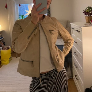 Beige läderjacka - Supercool beige läderjacka som inte kommit till så mycket användning som önskat! 
