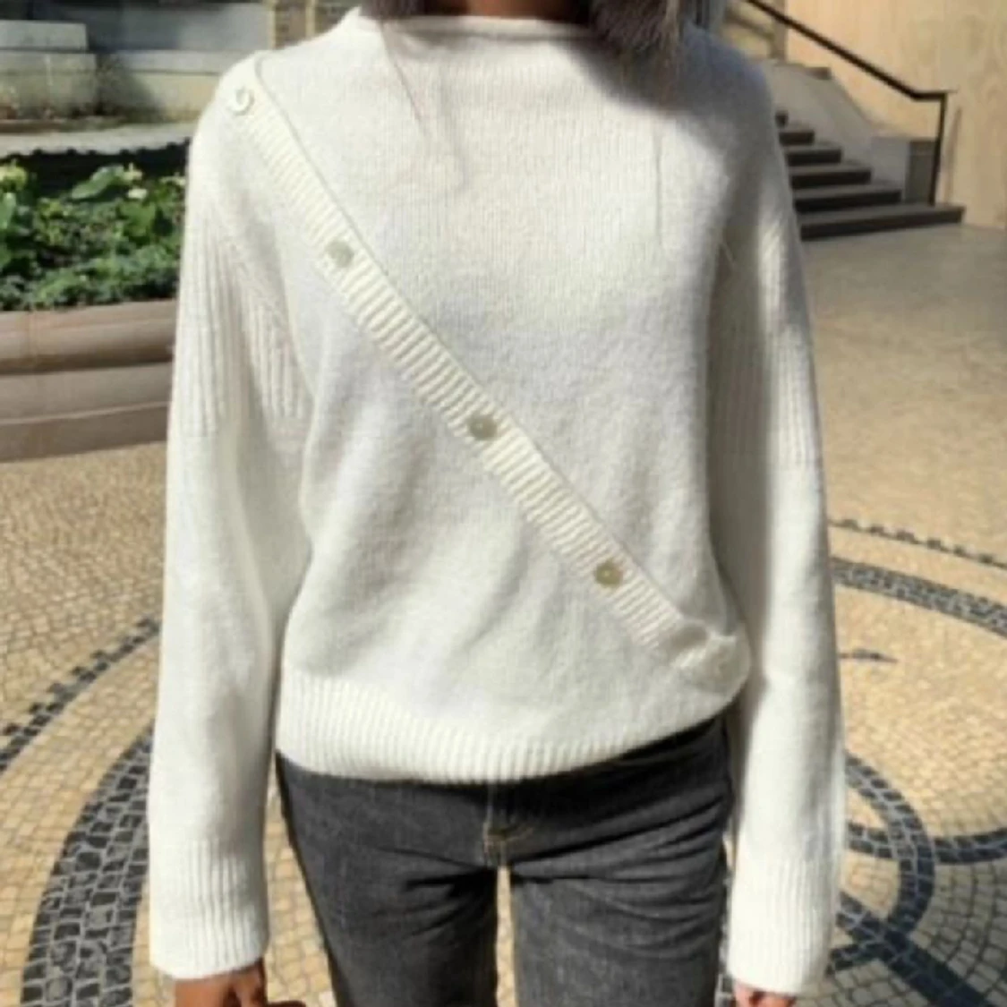 Vit stickad med knappar