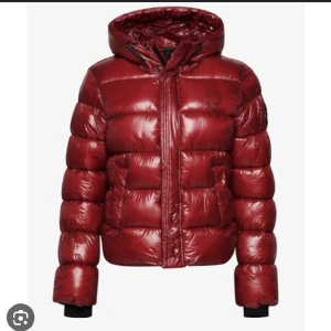 Superdry jacka - Säljer min vinröda superdry jacka som är i mycket fint skick. Köptes förra vintern! Säljer den eftersom jag köpt en ny. Kom privat för mer bilder 🩷