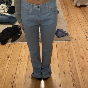 Ljusblåa levisjeans  - Så snygga lågmidjade jeans!! De är i en fin ljusblå nyans och har vita sömmar. Det är lite mer bootcut där nere men är tyvärr för långa för mig. Jättebra skick, ser helt oanvända ut!!