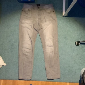 Gråa jeans - Tjena säljer mina gråa jeans. Pris kan diskuteras 
