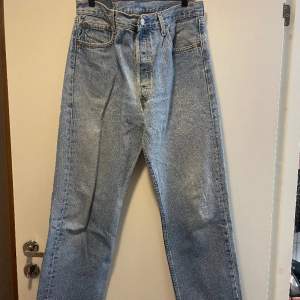 Vintage jeans med lite defekt ficka och lapp där bak (se bild)  Baggie w34 L30