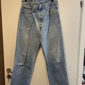 Vintage jeans med lite defekt ficka och lapp där bak (se bild)  Baggie w34 L30