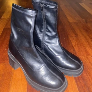Boots från Asos - Svarta boots från märket ”ASOS” i storlek 42. Säljer då de är för stora, så de är bara prövade någon gång men annars i nyskick🤍