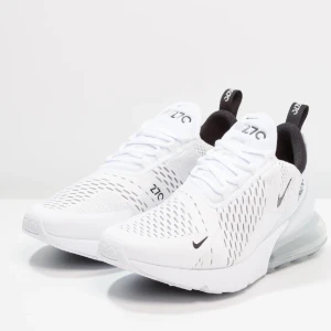 270 Nike  - Tryck*Kontakta mig* för fler bilder. De köptes för ett år sedan och har inte kommit till så mycket användning just på grund av att dom inte passar in med kläderna jag bär på. De är i fint skick och sparsamt använda🌸 (priset kan diskuteras vid snabb affär)