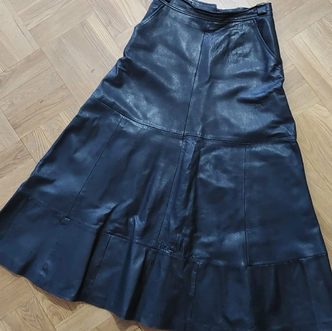 Maxikjol svart läder