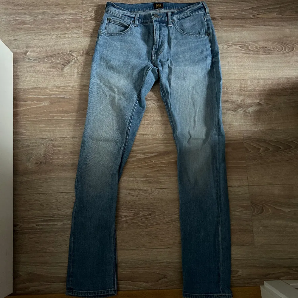 Ett par jeans i absolut topp skick och som dessutom har en extremt snygg tvätt. Nypriset på dessa jeans ligger på runt 1000kr. Längden på byxorna är 101cm och midjan 37cm jämför gärna med ett par egna och sen är det fritt fram att använda ”köp nu”.. Jeans & Byxor.