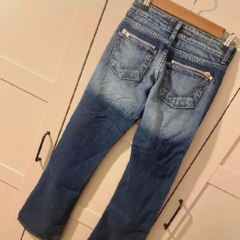 Köpte dessa ascoola jeans ifrån plick men de var tyvärr för små❤️❤️ inga defekter, storlek W26 L34 Skriv vid frågor💓. Jeans & Byxor.