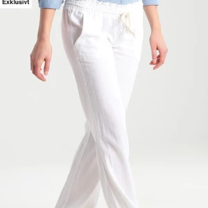 Lågmidjade linne byxor från chelsea  - Kostar runt 600 nypris Säljer för att jag vekrlgien behöver pengar❤️ inga defekter som nya🫶dom är low waist💕 använd gärna köp nu! Kan posta idag