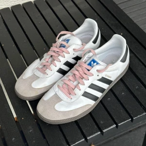 Sambas m. pink laces - 8/10 skick, jag inbillade mig att de skulle töjas ut lite men dessa är tyvärr för små för mig. strl 44 men passar 43/43.5 bättre. skickas i box ❣️