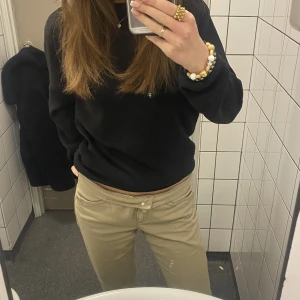 Beigea jeans! - Säljer mina beige jeans från Laurel, nyss köpta på second hand. jag har bara använt de 2 ggr. säljer för att de inte matchar med min stil💘💘har vikt ner de på bilderna för att de ska bli med lågmidjade! coola fickor bak!