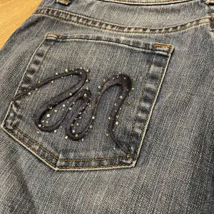 Jätte fina bootcut aktiga jeans. Med fina detaljer på fickorna. 