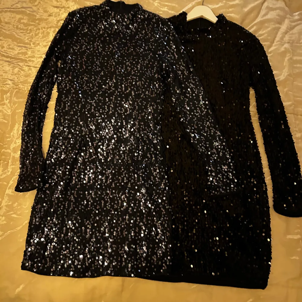Mörkblå festklänning från Gina Tricot i fint skick. Använd 1 gång. På bild 2 är det klänningen till vänster (den andra är svart). Klänningar.