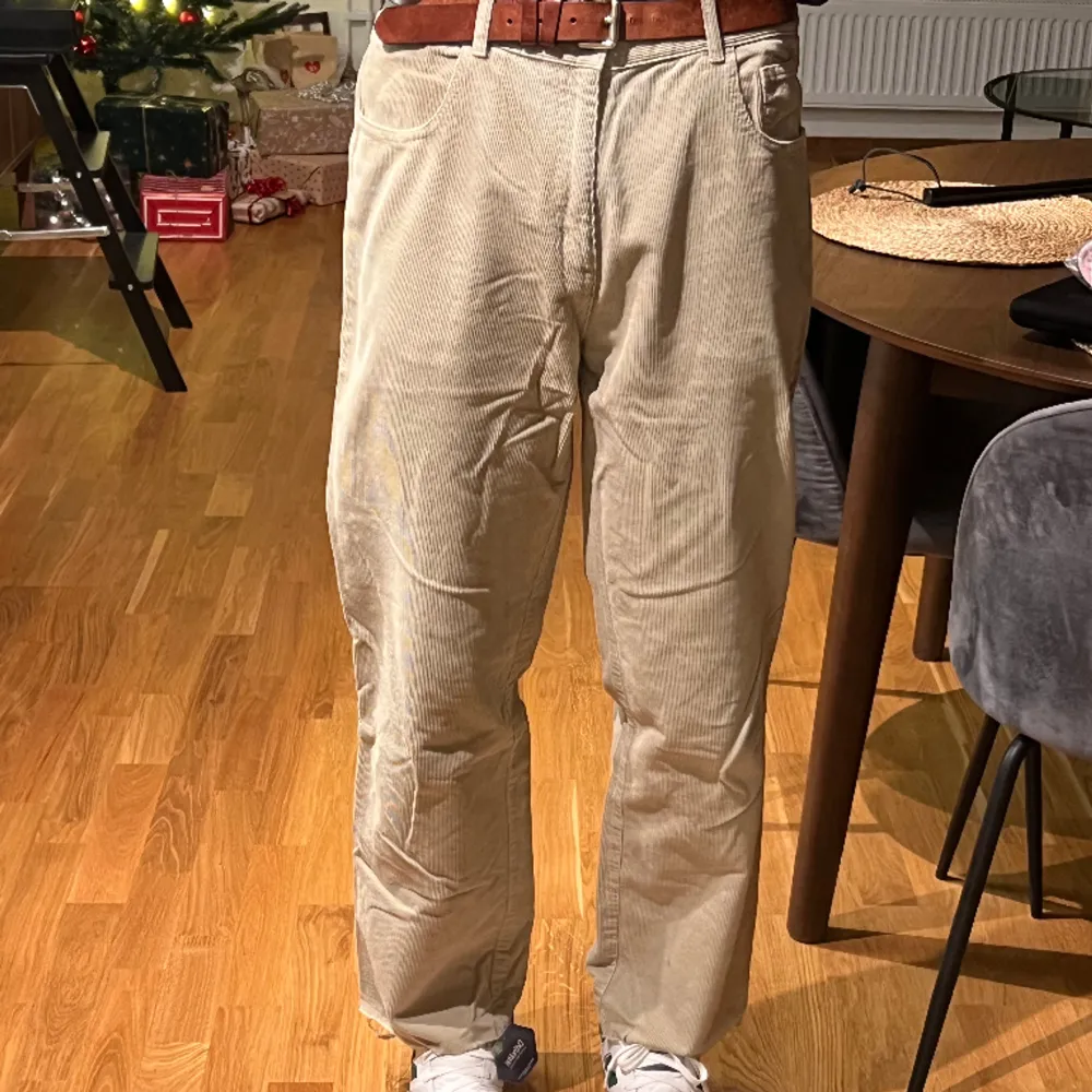 Manchester/corduroy byxor från Fila. Storlek är 36 i midjan men är egentligen lite mindre då de passar mig som brukar ha 32. Är osäker storleken i längden men jag är 185cm lång. . Jeans & Byxor.