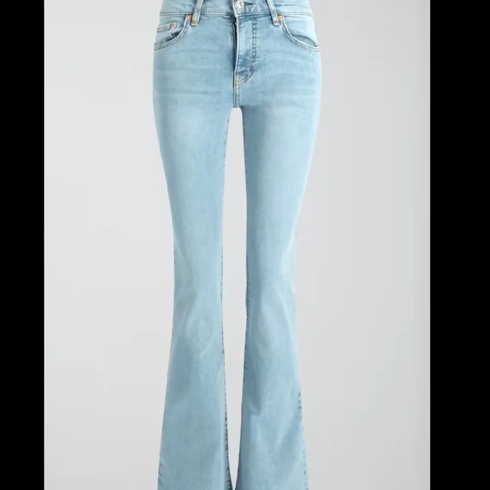 ljusblåa jeans från gina i storlek 32, har använt ett fåtal gånger men dom är tyvärr för ljusa för min smak så säljer dom! Nypris: 500 säljer för 350! Pris kan alltid diskuteras såklart! . Jeans & Byxor.
