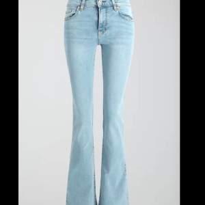 ljusblåa jeans från gina i storlek 32, har använt ett fåtal gånger men dom är tyvärr för ljusa för min smak så säljer dom! Nypris: 500 säljer för 350! Pris kan alltid diskuteras såklart! 