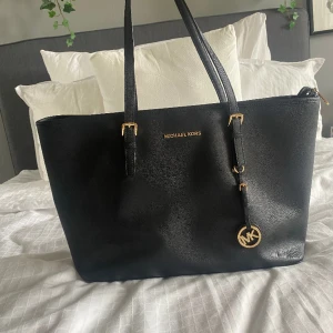 Micheal kors väska - Micheal kors väska Svart Stor med flera fack  Väldigt rymlig  Saffiano leather