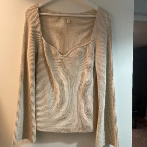 Ribbad tröja  - Riktigt tjock och rejält material. Utsvängd i armarna 