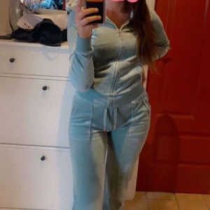 Juicy couture sett - Använts ett par ggr 💚 tröjan är i xxs och byxorna är i xs ❤️pris kan diskuteras