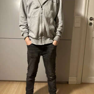 Säljer min Henri Lloyd hoodie - Säljer min snygga henri lloyd Hofor som passar till mycket skön att ha. SKICK: 7/10 den har något hål vid ärmarna med annars bra skick:)