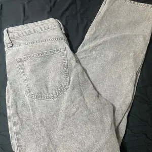 Jeans ifrån H&M, säljer pga de har blivit för små, super snygga och i gott skick Stl 38 Bredbent