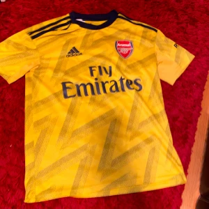 Arsenal tröja gul svart  - Bra skick använd en gång storlek smal betalar ej för frakten 
