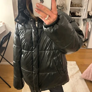 Glansig vinterjacka  - Glansig vinterjacka i mörkgrön färg ifrån weekday. Köpt förra året i storlek S💘