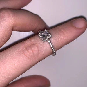 Trilani silver ring med zirkonia stenar - storlek 54  stämplad 925 AVP  sparsamt använd asken är en random ask jag förvarat den i hemma