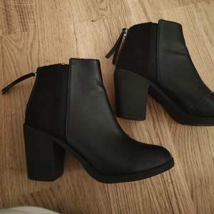 Svarta boots från H&M, bekväm klackhöjd, stl 39, använda vid ett fåtal tillfällen 
