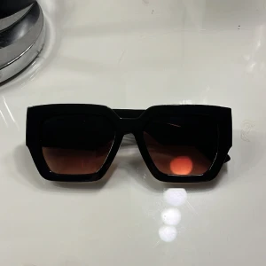 Solglasögon  - Säljer nu mina favorit solglasögon då jag köpt nya. 