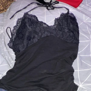 En topp  - En topp som man knyter vid halsen i bra skick 