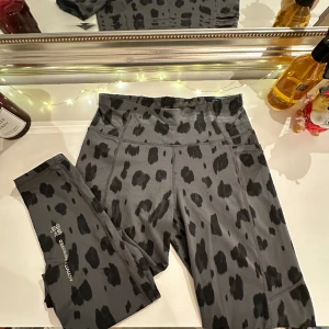 Träningsbyxor SVEA - Använd ett fåtal gånger, i fint skick! Finns en ficka på sidan.