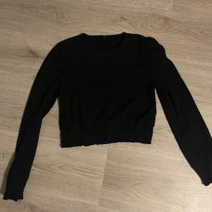 säljer denna tröjan som jag köpt från veromoda för ett tag sedan. Knappt använd och superfin svart tröja nu till julen!💘