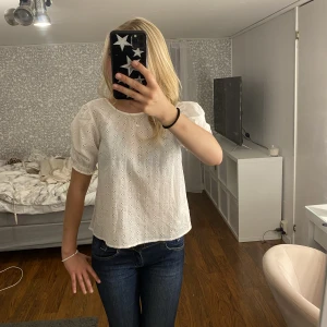 Vit blus  - Oanvänd, från hm i strl 36