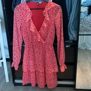 Klänning  - Säljer en klänning från H&M is storlek 32. Den är knappt använd. Säljer den då den inte passar längre.🥰🤗