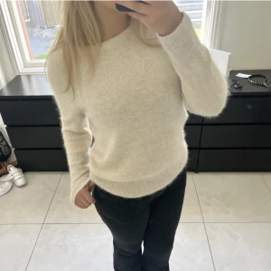 Stickad tröja - Säljer denna stickade tröja i nyskick som jag köpt på plick för 350kr! Köp för 240kr för snabb affär!! Kan mötas upp i Stockholm 💗