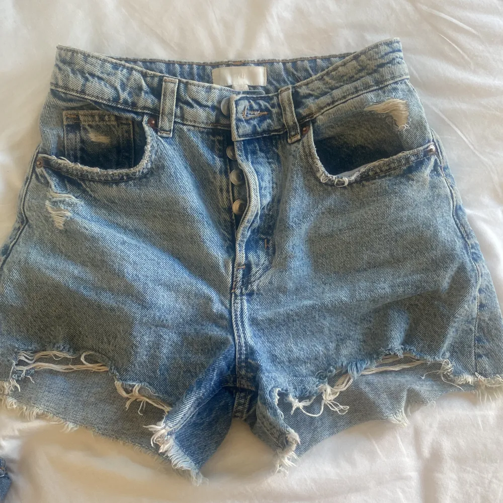 Super fina jeans shorts från hm köpt förra sommaren.passar mig som har xs/s i andra kläder. Shorts.
