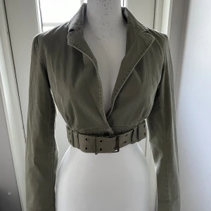 Så fin croppad militärgrön jacka.  - Jättefin jacka med ett skärp runt (går att ta lös skärpet). 