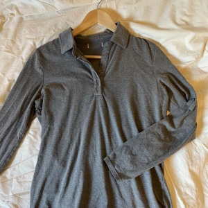 Grå polotröja - Grå polotröja i bra skick förutom att etiketten saknas (den kliade).