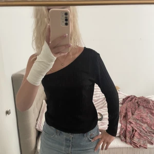 One-shoulder topp - svart one-shoulder topp från gina. superfin men kommer inte till så mycket användning tyvärr🤍är i L men passar perfekt på mig som är s-m 