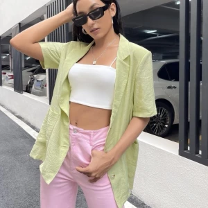 Unik kavaj skjorta💚 - Hej! Säljer denna gröna skjorta. Jag säljer pågrund av att den inte kommer till användning, önska jag använde den eftersom att den är unik och cool. Storlek S men den är oversize. Läs bio innan du köper💚🌏