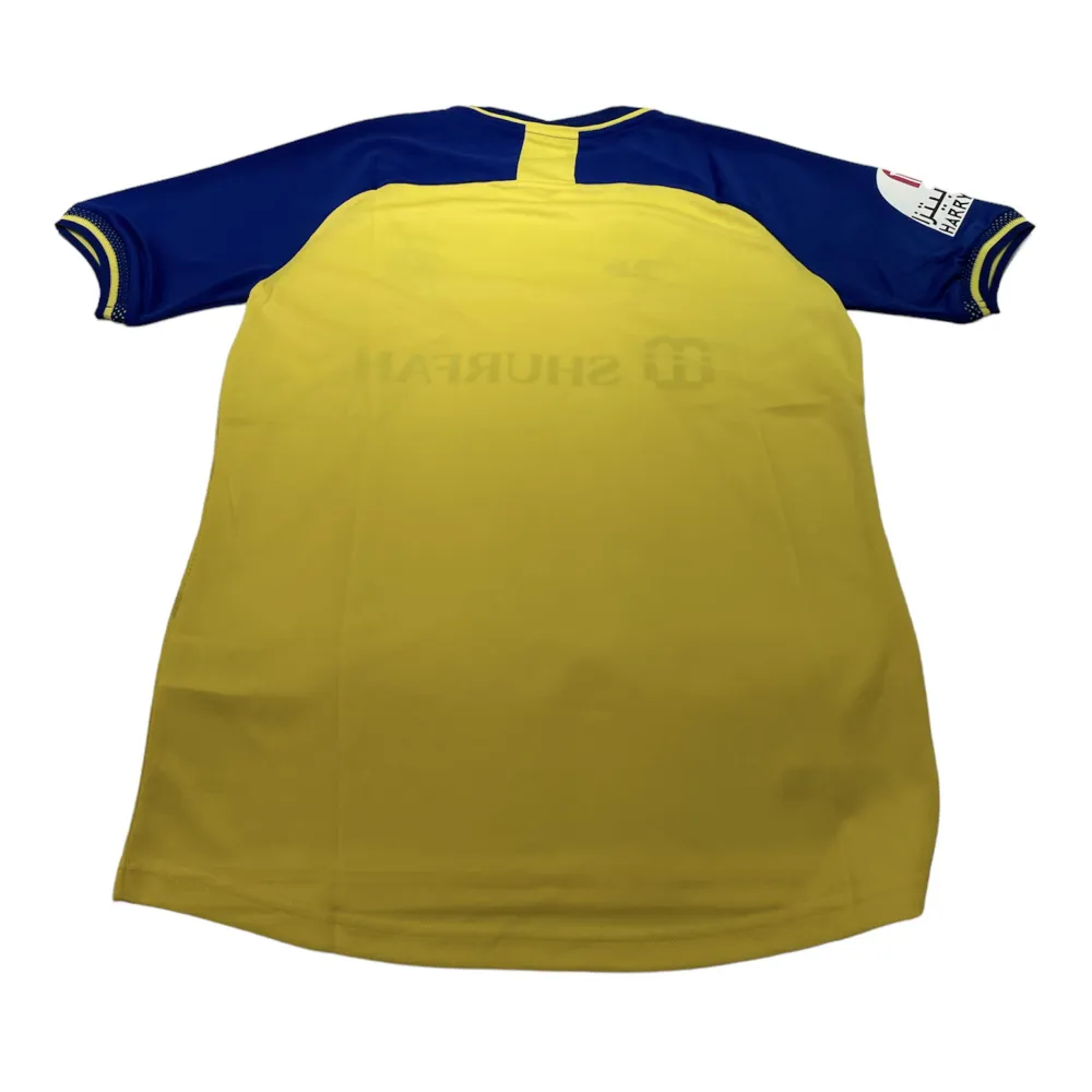 En Al-Nassr tröja i storlek L som är gul. Den är perfekt passande och av hög kvalitet. Dess andningsförmåga gör den idealisk för både matcher och träning.. T-shirts.