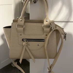 Handväska - Säljer denna jättefina väskan då den ej kommer till användning. Den är bra skick. Hör av er vid frågor eller tryck gärna på köp nu ☺️💘