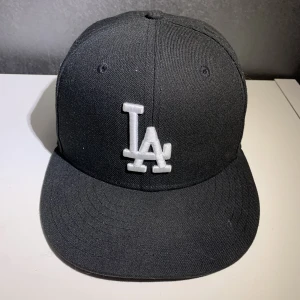 59Fifty keps LA svart - Svart LA keps i storlek 7 1/4 (57.7 cm), skick 9/10, nypris 440kr.