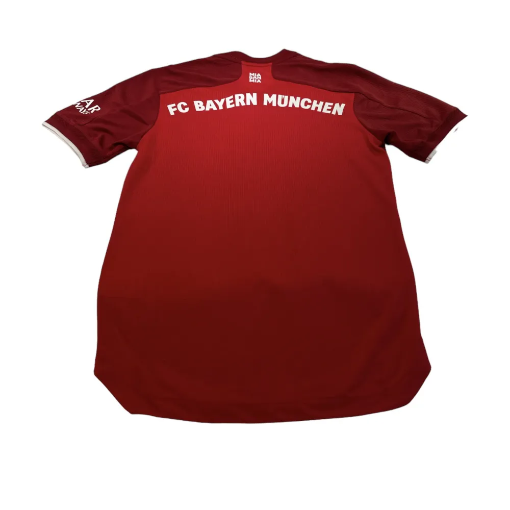 En Bayern München tröja i storlek M som är Röd. Den är perfekt passande och av hög kvalitet. Dess andningsförmåga gör den idealisk för både matcher och träning.. T-shirts.