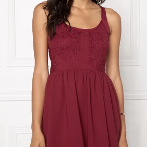 Vinröd klänning - Jättefin klänning som köptes till en fest men har aldrig använts, lappen finns kvar.  Storlek 34 men stor i storlek (passar mig som har 36)