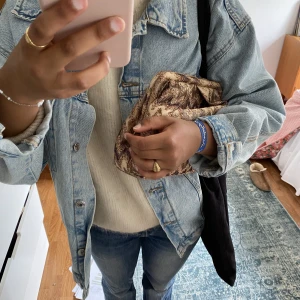 Jeansjacka - Jeansjacka från Gina i strl XL men sitter perfekt oversize på mig som brukar ha S i toppar 🎀 fint skick förutom lite smink på insidan av kragen men inget man tänker på! Pris kan diskuteras vid snabb affär 🪩