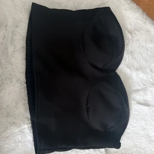 Topp - så sjukt snygg topp! i stl 36 och super fint skick!🥰 säljer pga förliten😇